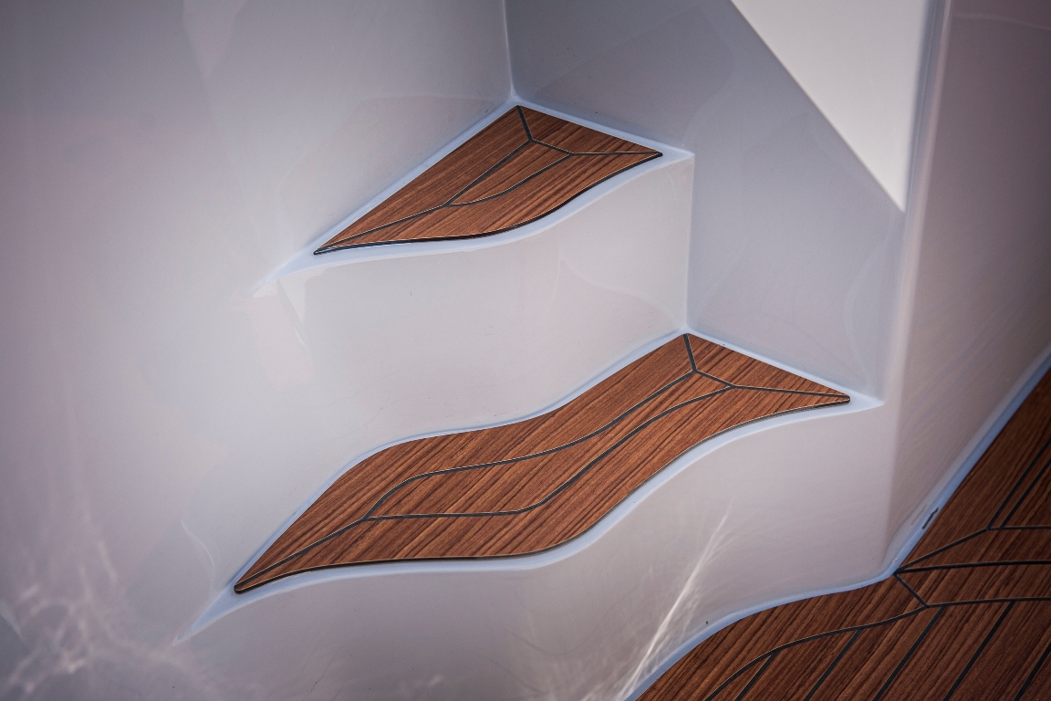 Maxima Boats 750 Flying Lounge