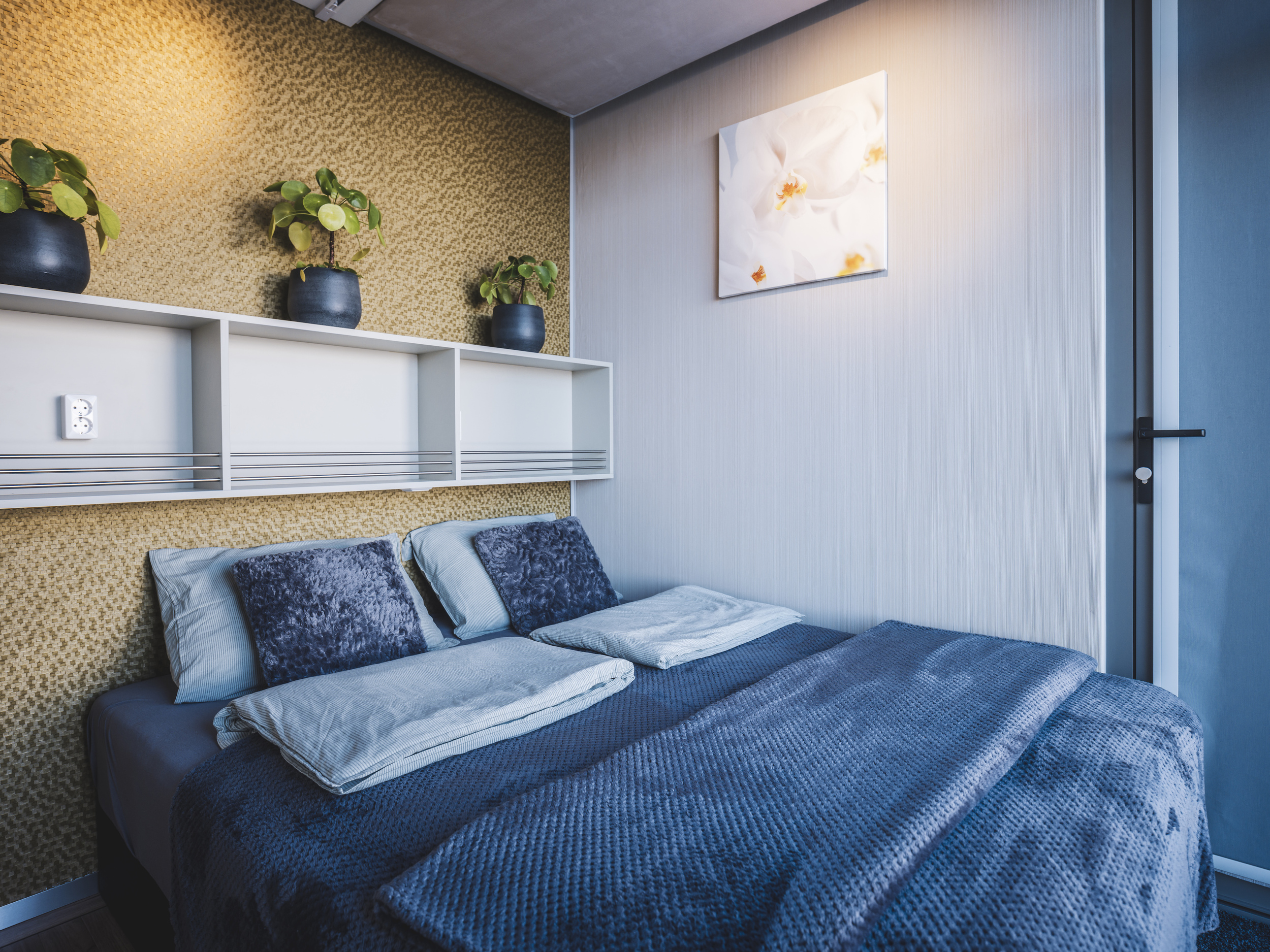 AquaHome Comfort Houseboat