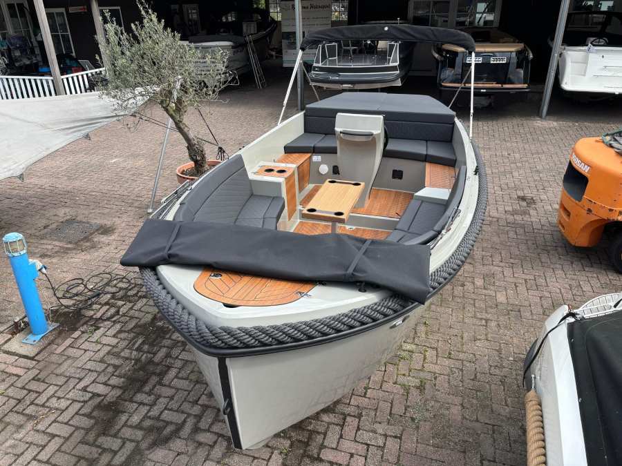 Corsiva 650 Tender Vaarklaar suzuki 30pk 