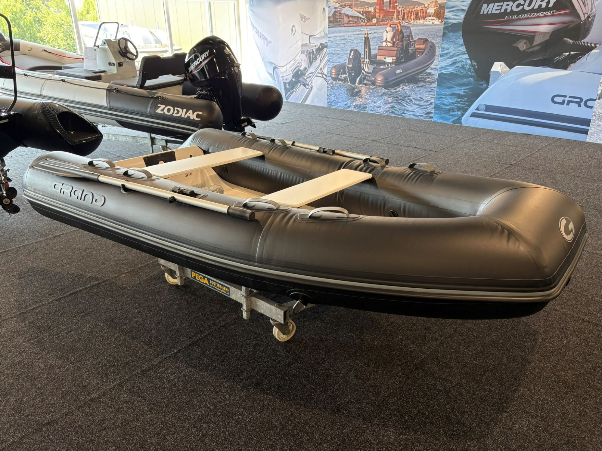 Grand Ribs Grand S330 grijs met Mercury 4 pk