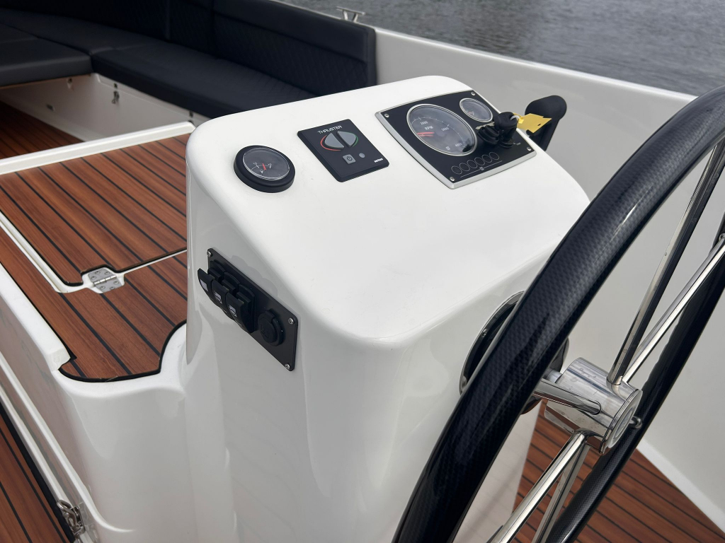 Pieterman 750 met 27 VETUS  750 diesel 