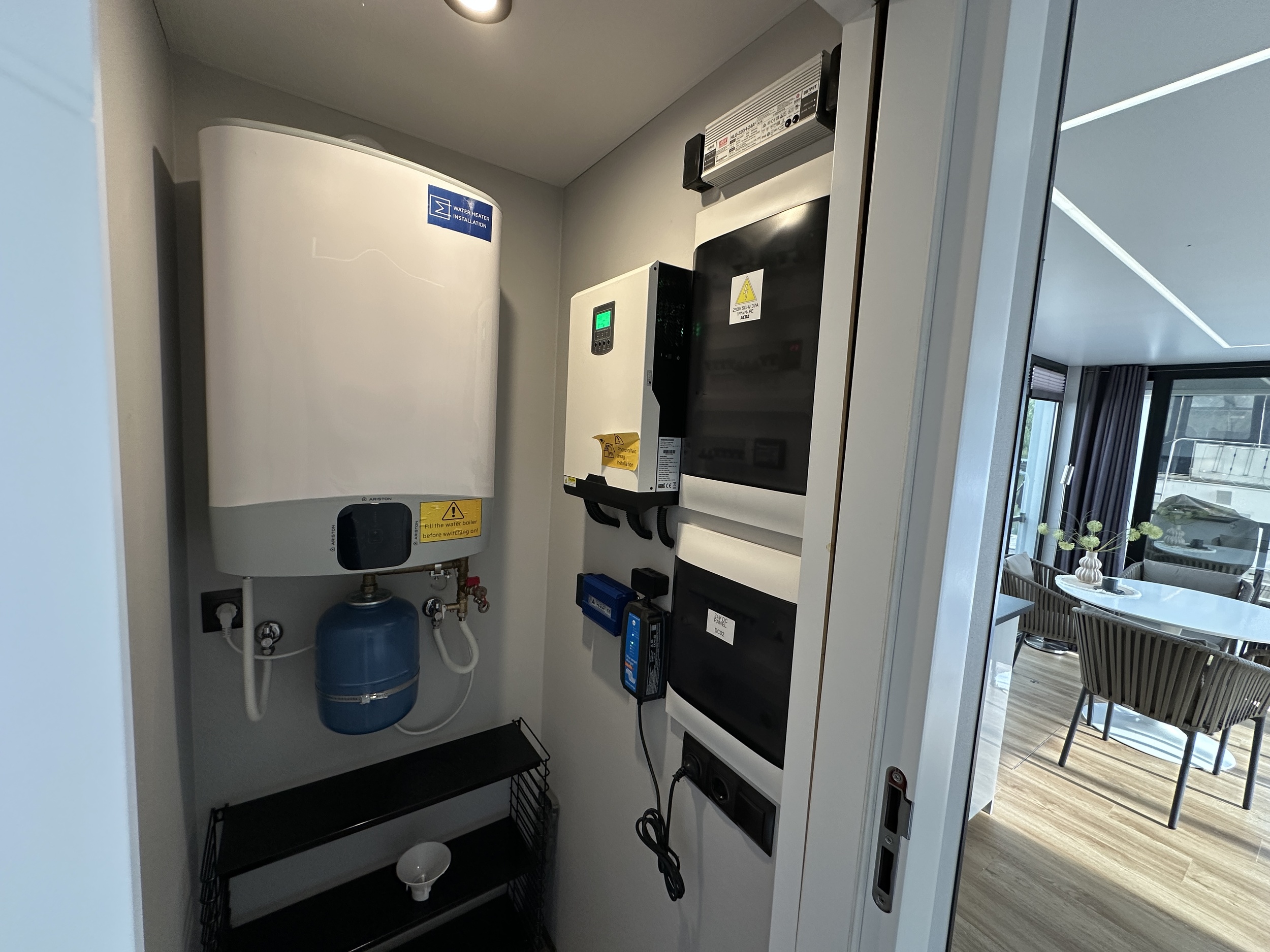 La Mare Houseboat Modern 12