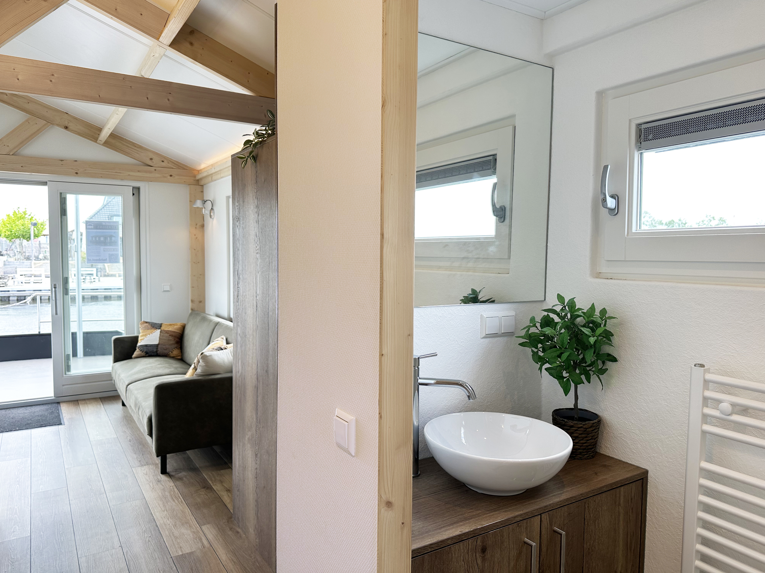HOMESHIP VaarChalet In Amsterdam 1250D Luxe Houseboat