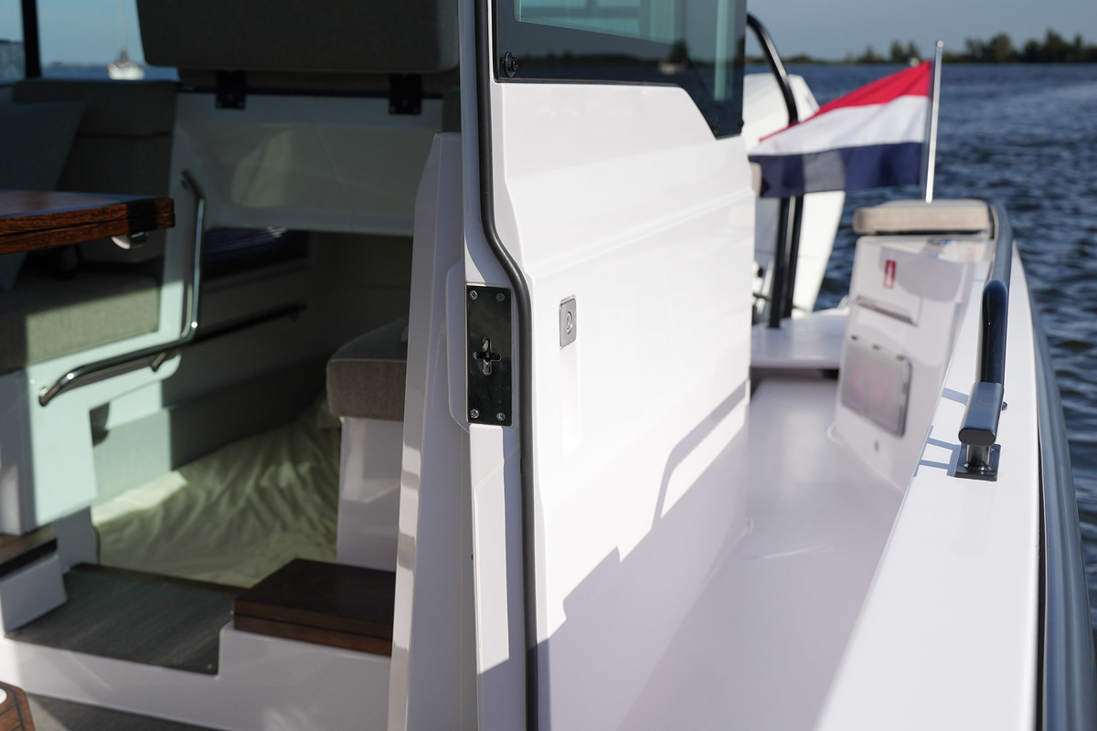 Axopar 37 XC Cross Cabin Mediterrana Edition