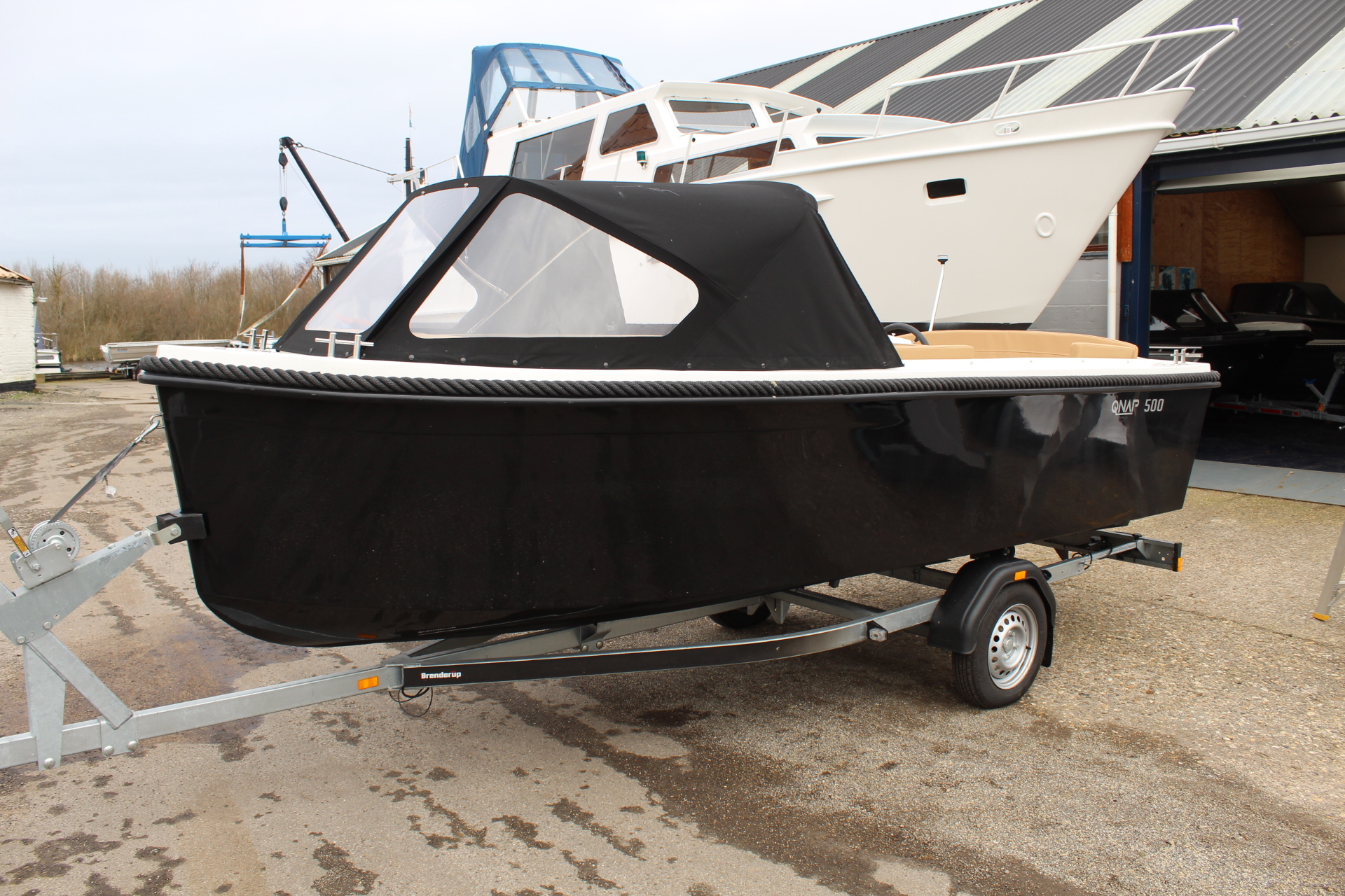 Qnap 500 + 9.8 PK Tohatsu & Cabrioletkap *