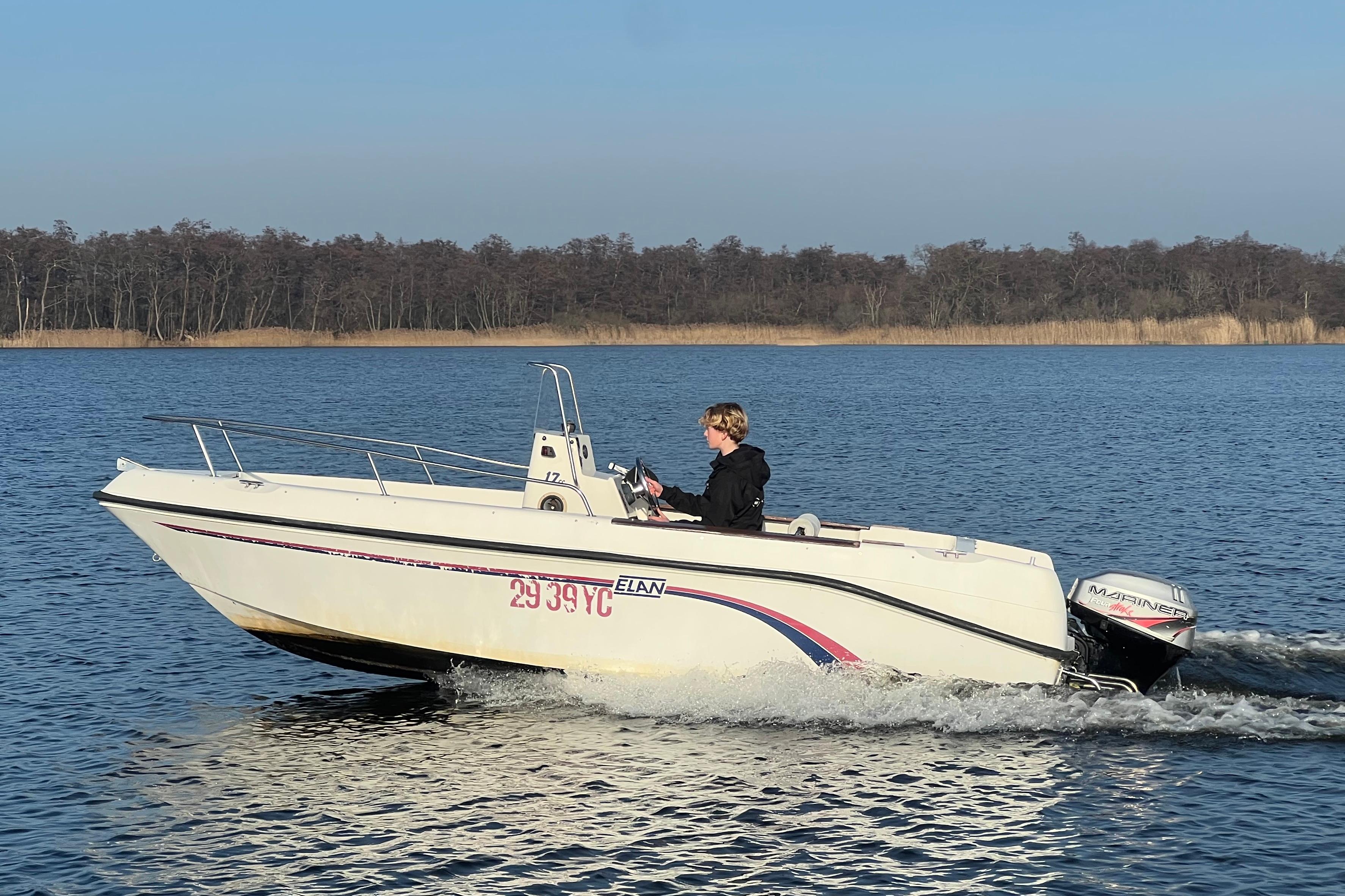 Elan 17 CC Center Consoleboot