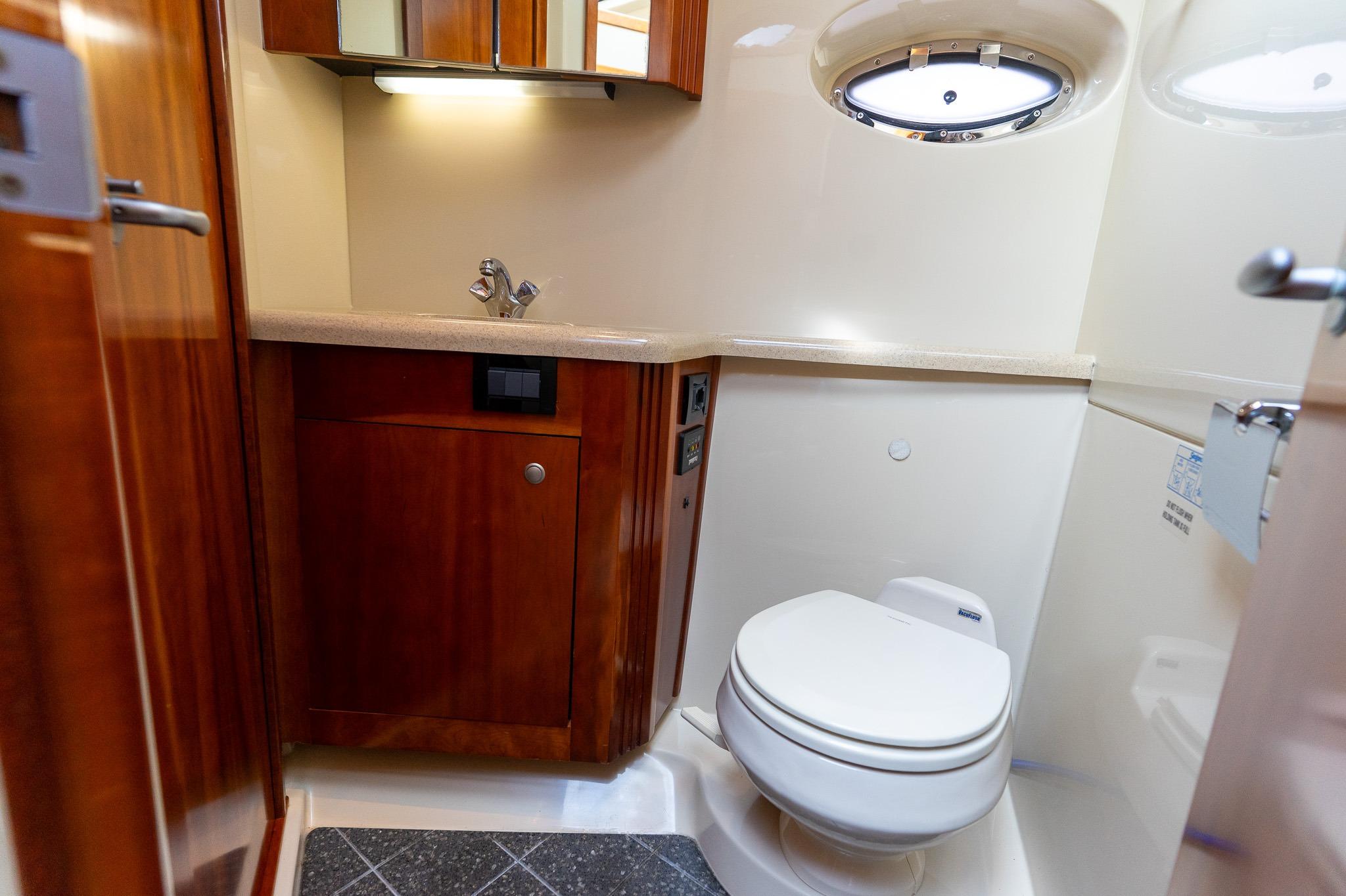 Cruisers Yachts 415 Express Motoryacht