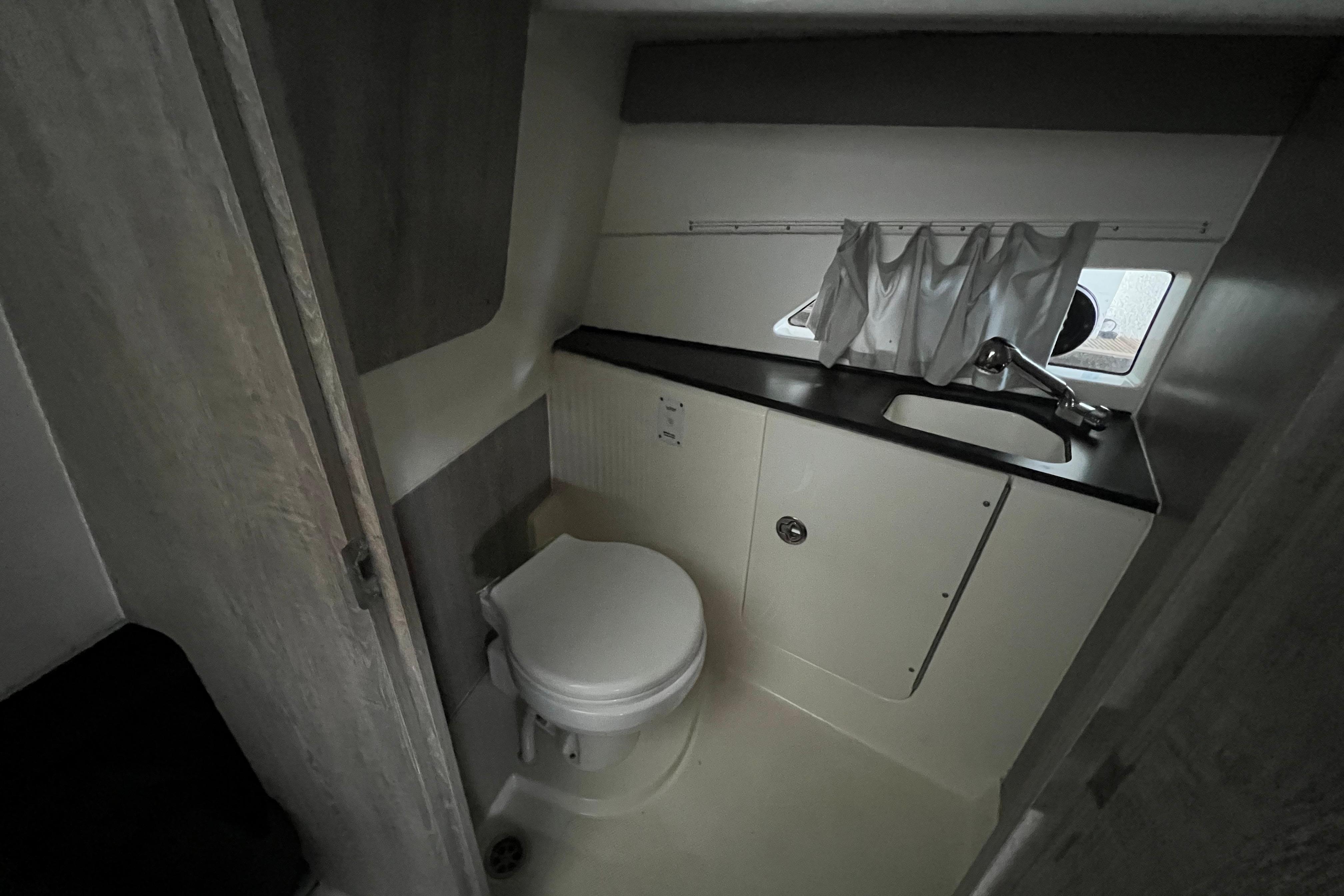 Quicksilver Activ 875 Sundeck