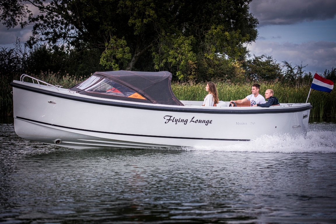 Maxima Boats 750 Flying Lounge