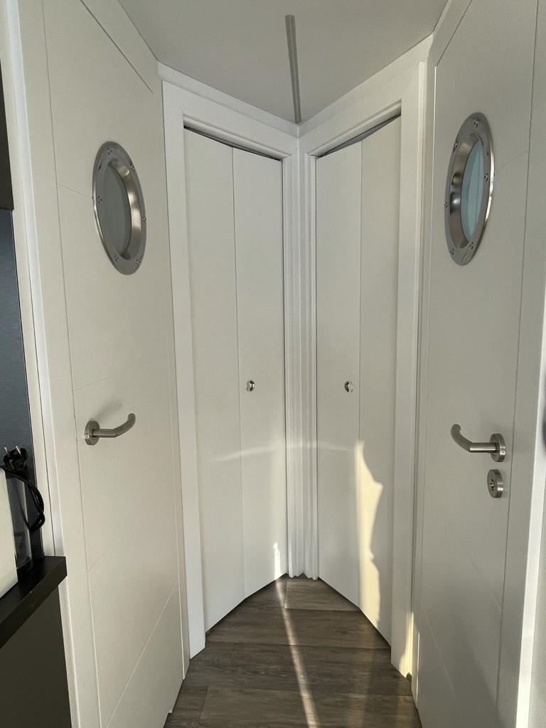 La Mare Houseboat Modern 11