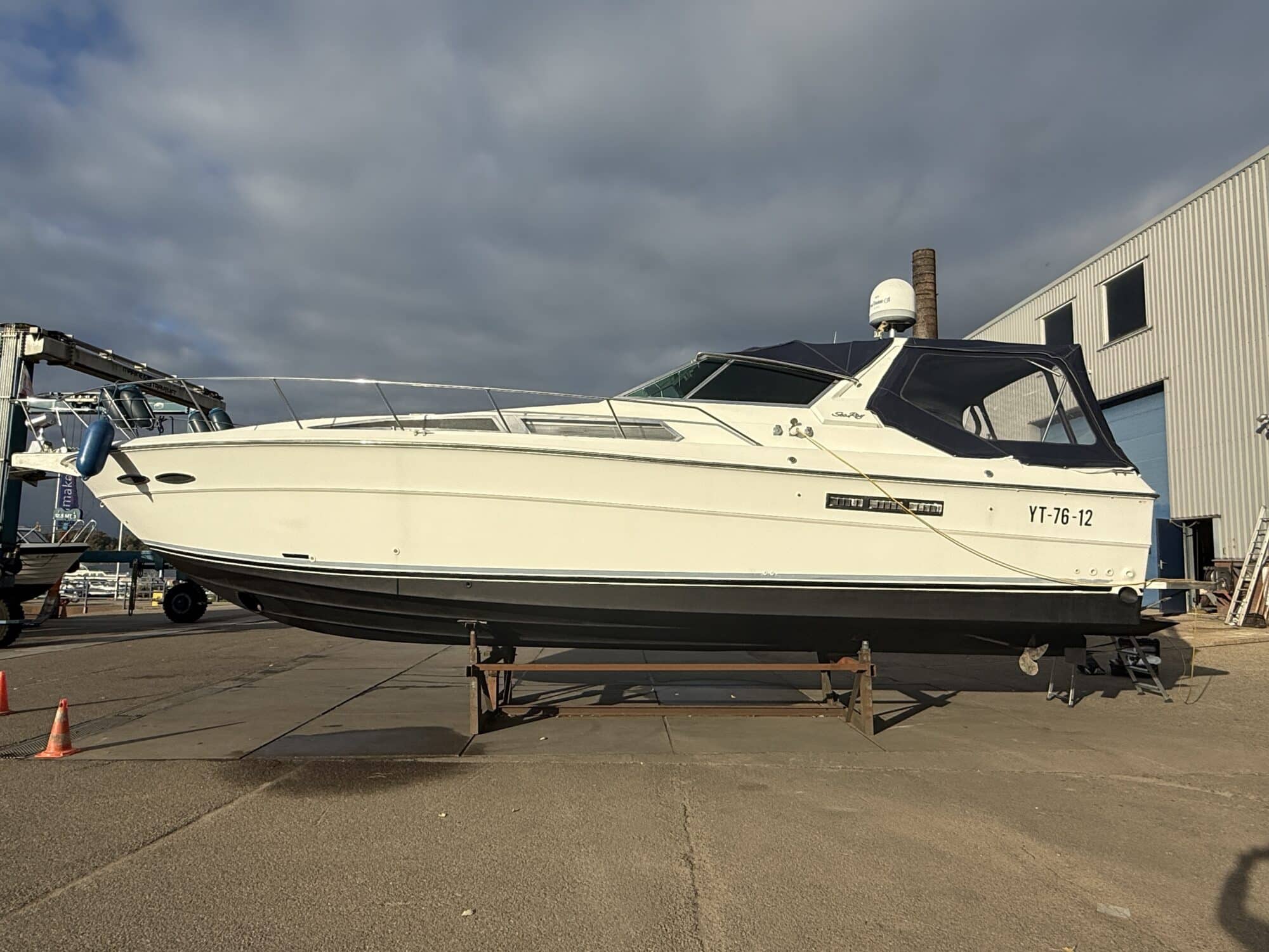 Sea Ray 400 Express Cruiser hoofdfoto: 1