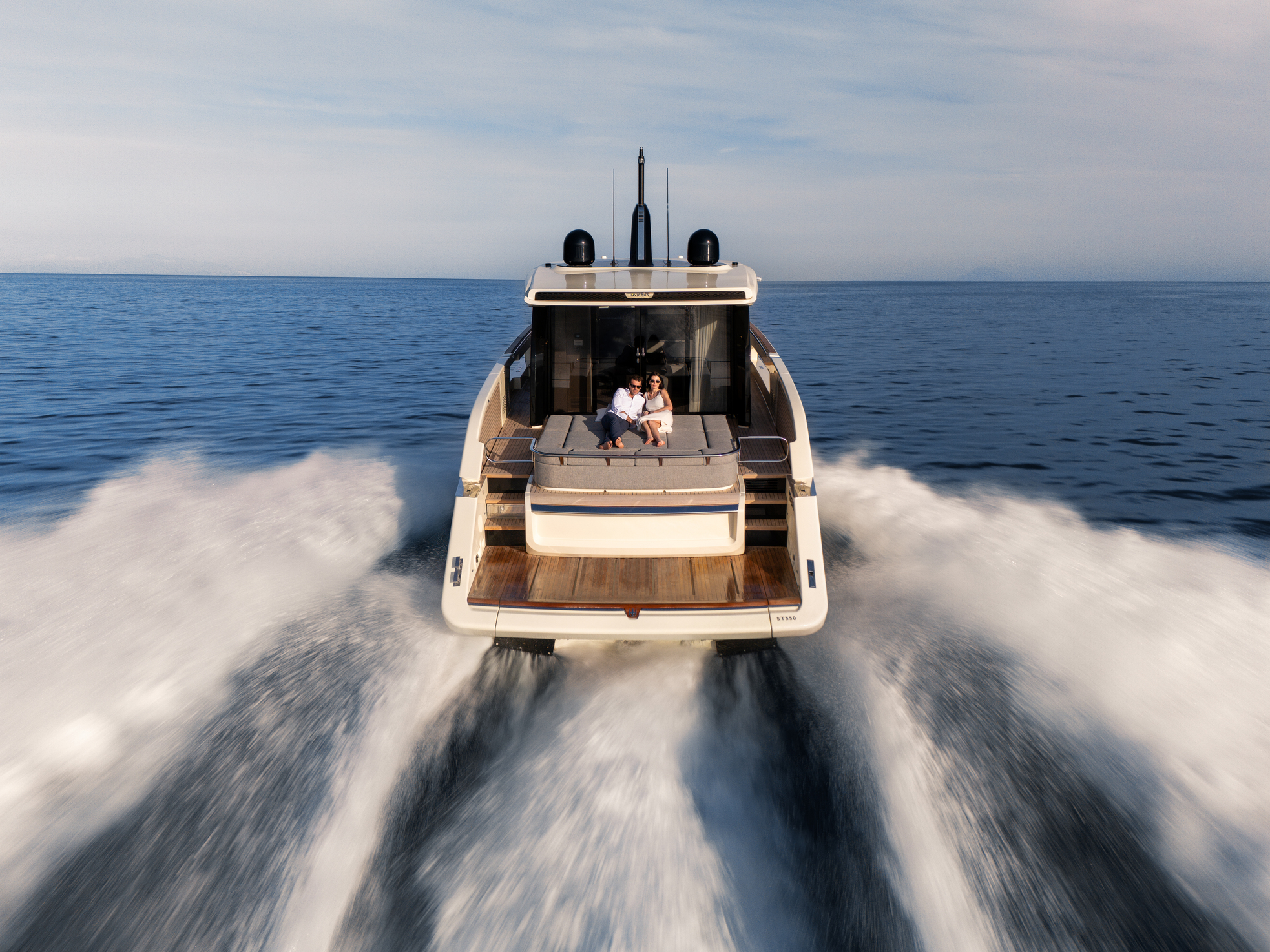 Invictus yachts Invictus ST550 met 2x 950 pk Volvo IPS direct leverbaar