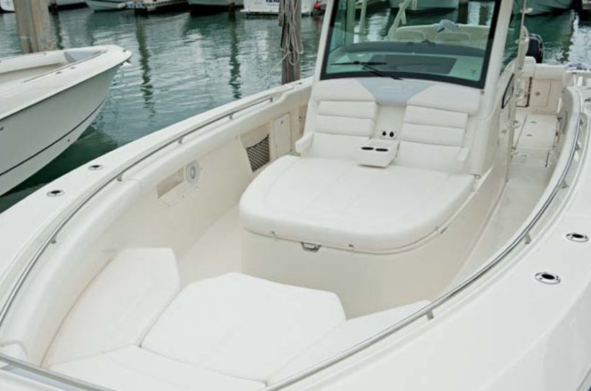 Boston Whaler 380 Outrage