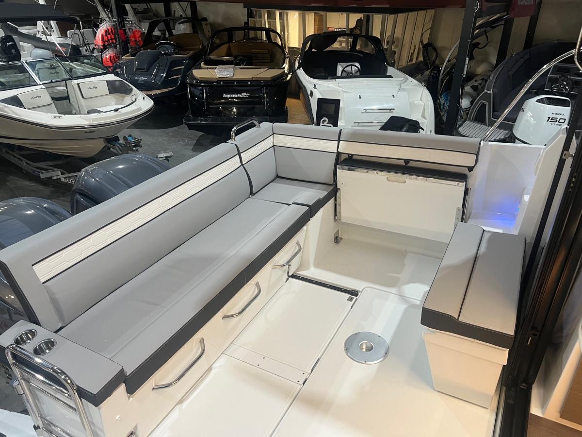 Jeanneau Merry Fisher 895 serie 2. Dit schip is aanwezig op de Yamaha stand van hiswa te water 2026.
