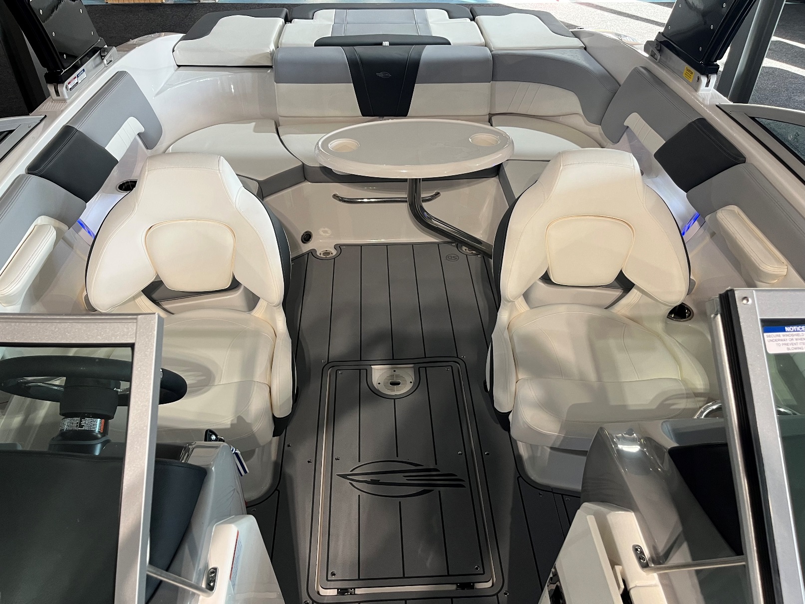 Chaparral AANBIEDING SHOW -  23 SSI met Mercruiser 300 pk uit bouwjaar 2024!