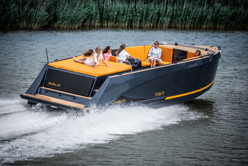Maxima Boats 35