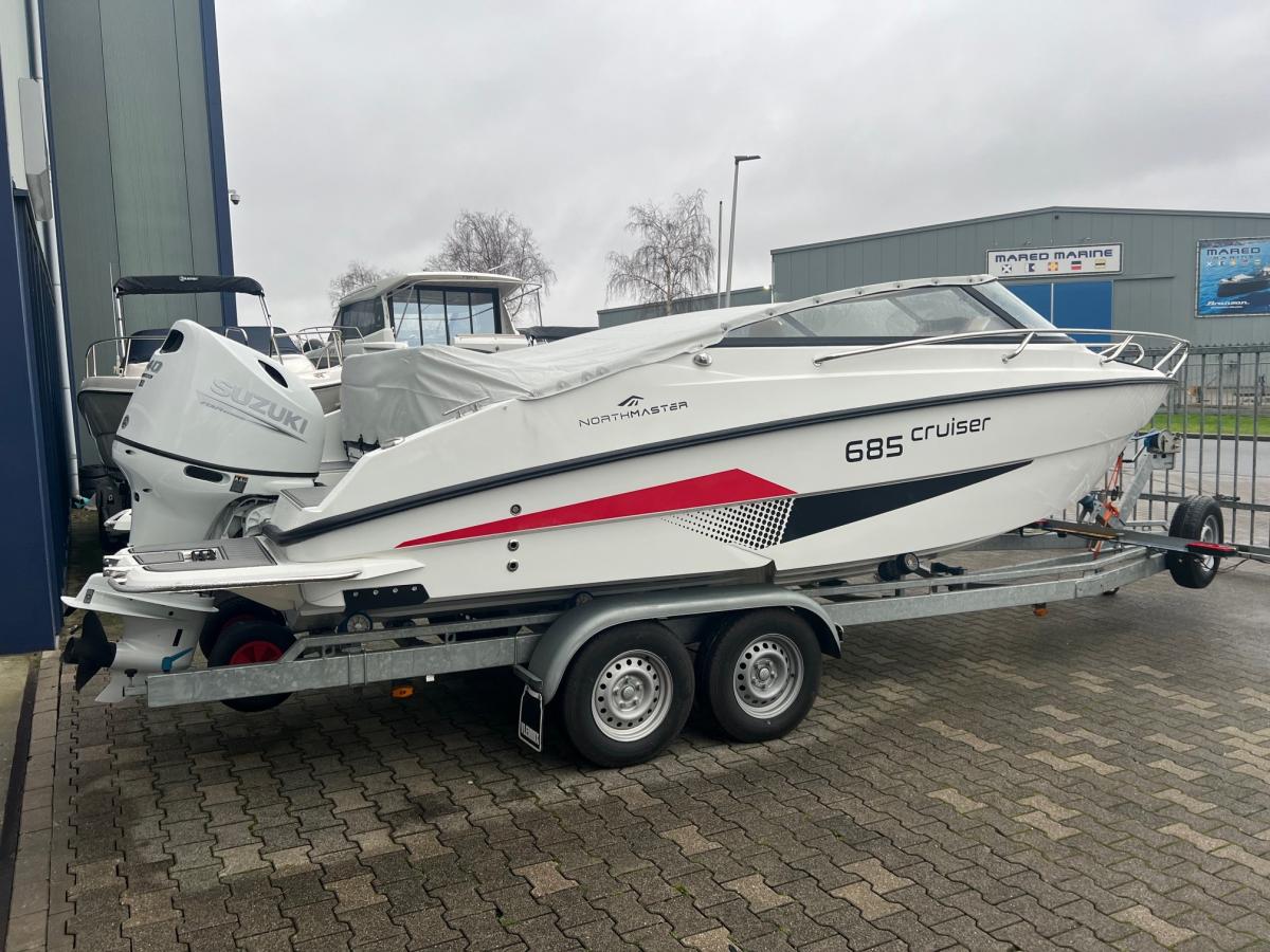 NORTHMASTER 685 Cruiser Cabin