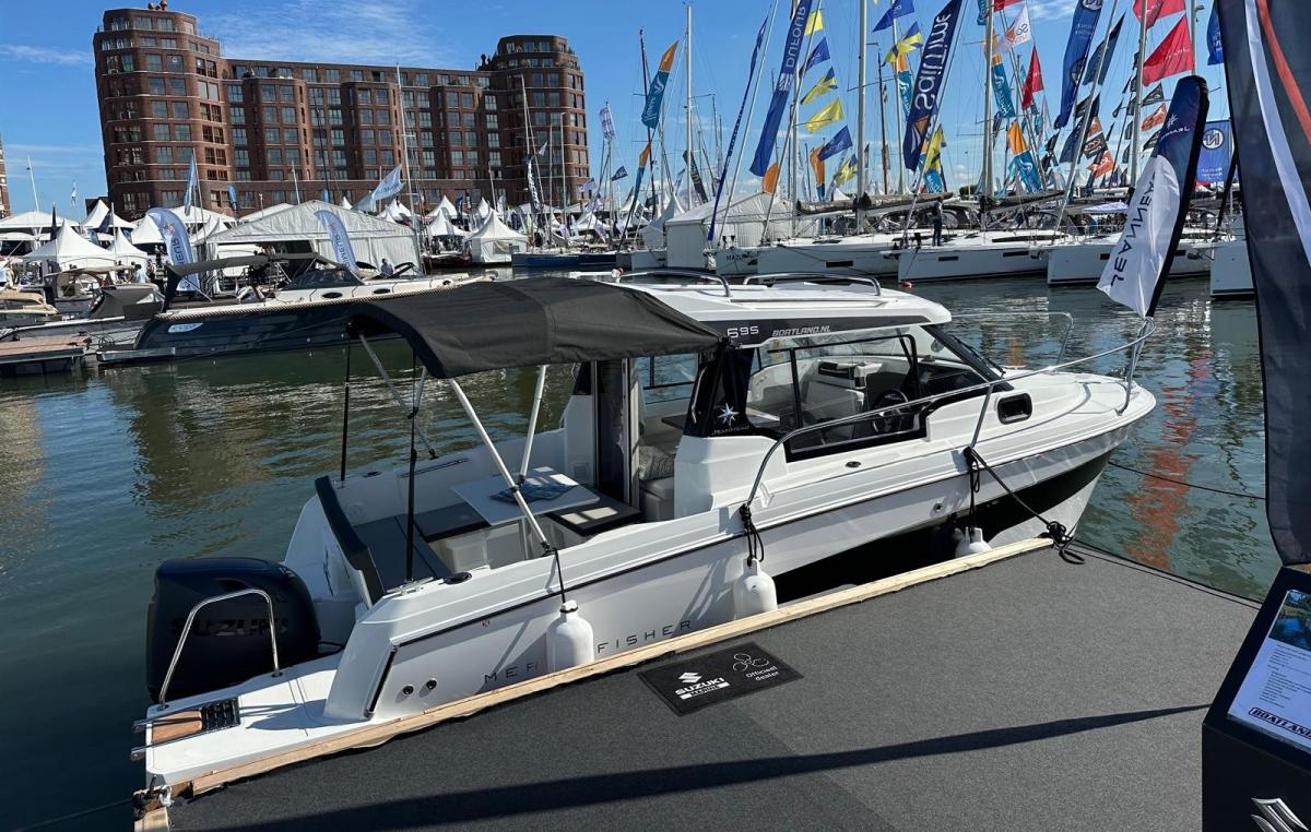 Jeanneau Merry Fisher 695 Serie 2. Deze prachtige boot is aanwezig op de Suzuki stand van hiswa te water 2026.