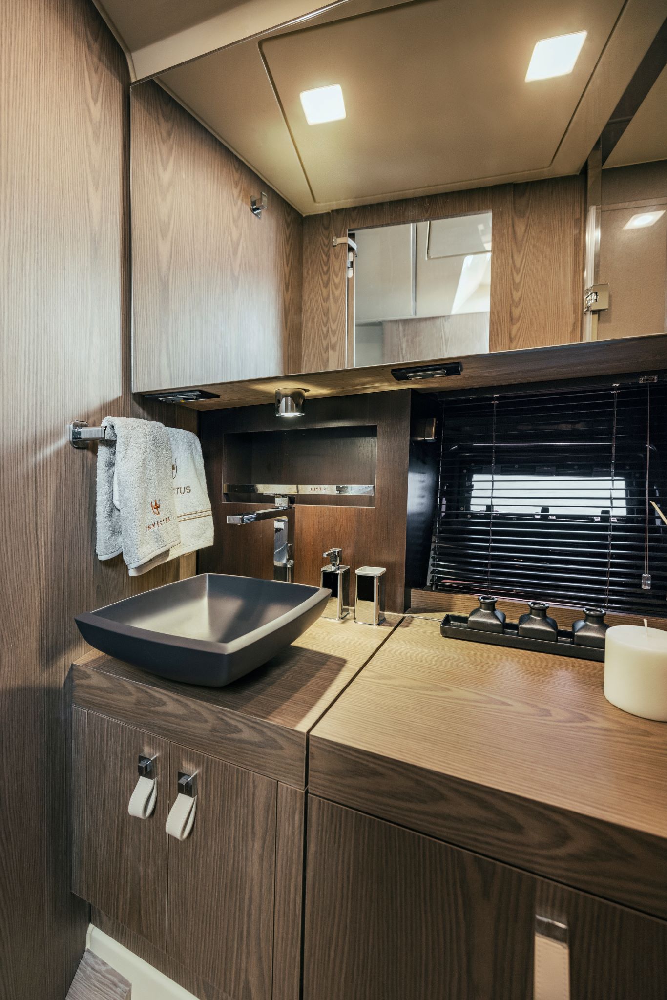 Invictus yachts Invictus 420 TT - Nieuw binnen!