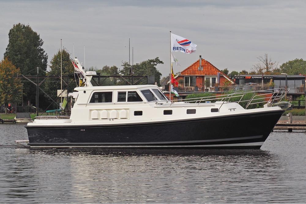 Motor Yacht North Line 42 Wheelhouse