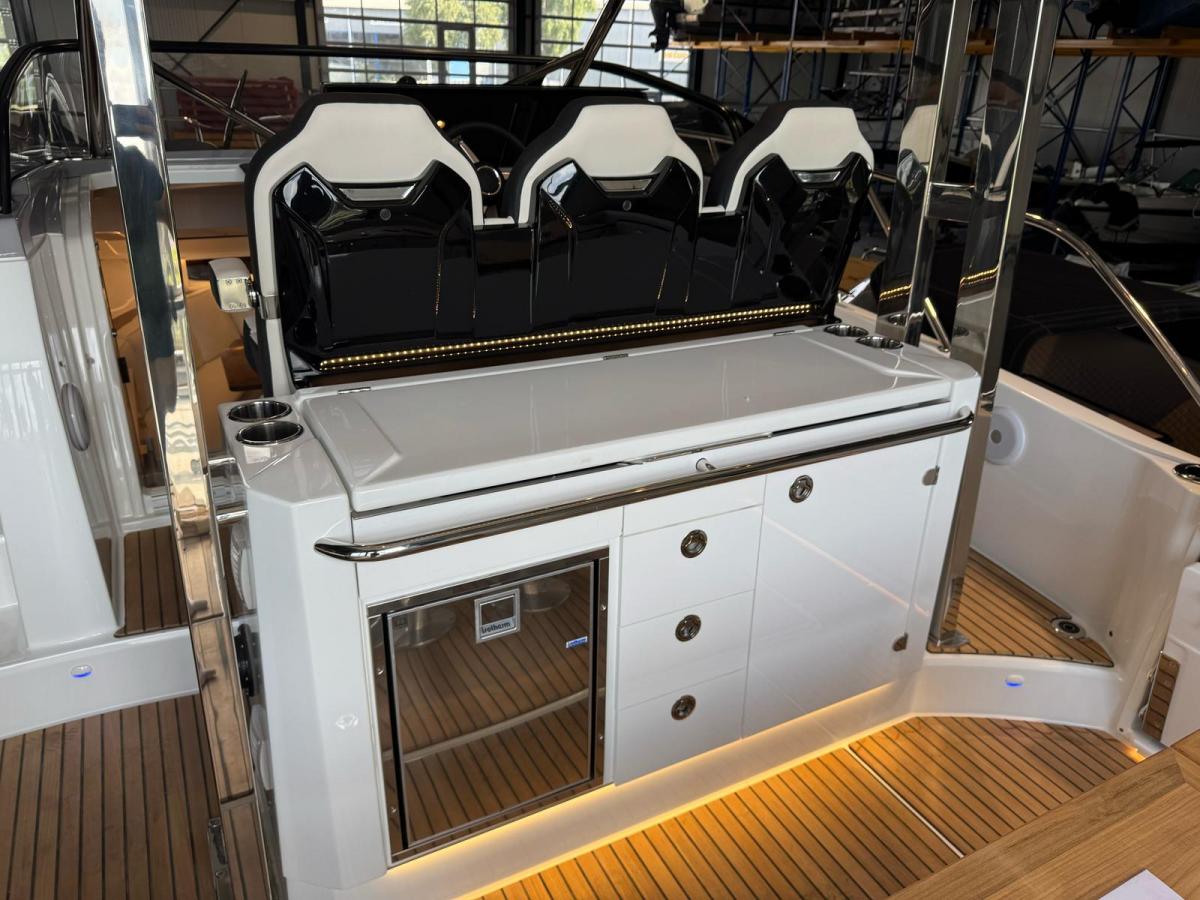 Jeanneau Cap Camarat 10.5 WA S2 op voorraad. Dit schip is aanwezig op de yamaha stand van hiswa te water 2026.