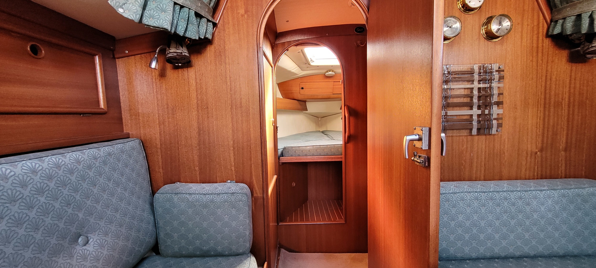 Bavaria 890