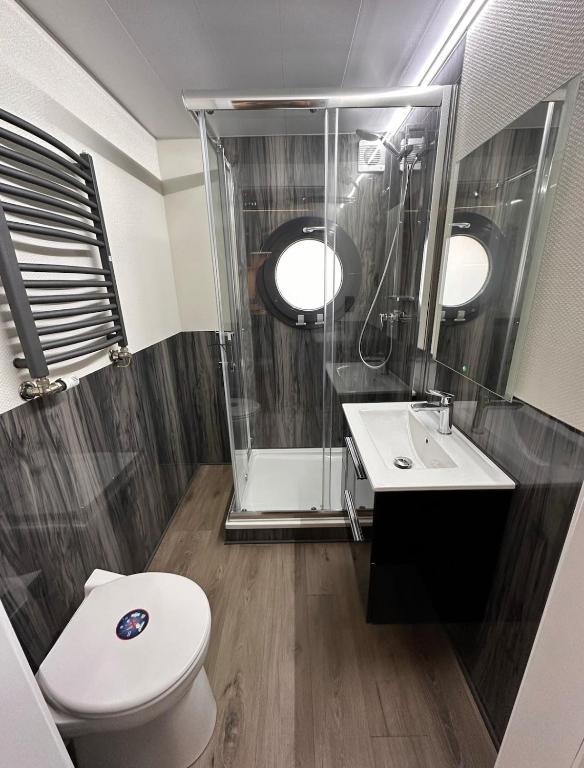 La Mare Houseboat Apartboat XL - Sauna - Hottub - Maasbommel