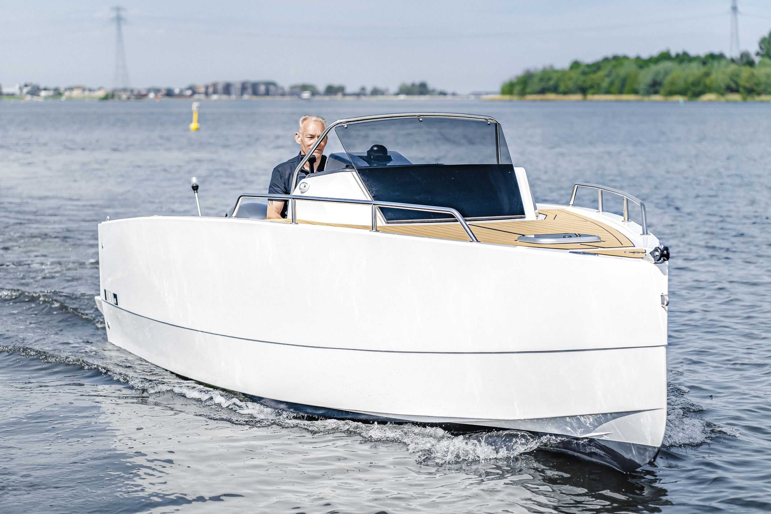 Nuva Yachts M6 Cabin