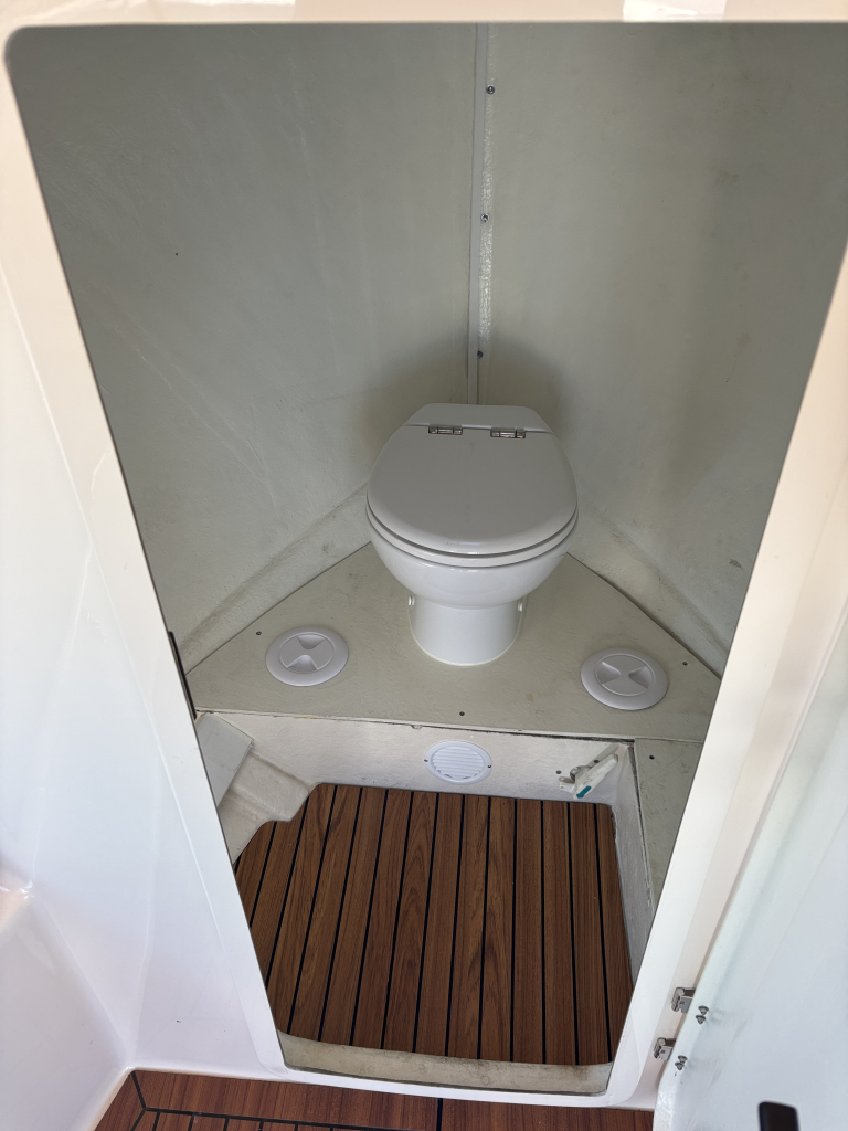 Stil Sloep (cabin) 9.30   15 Kw Elek. met toilet achter deur