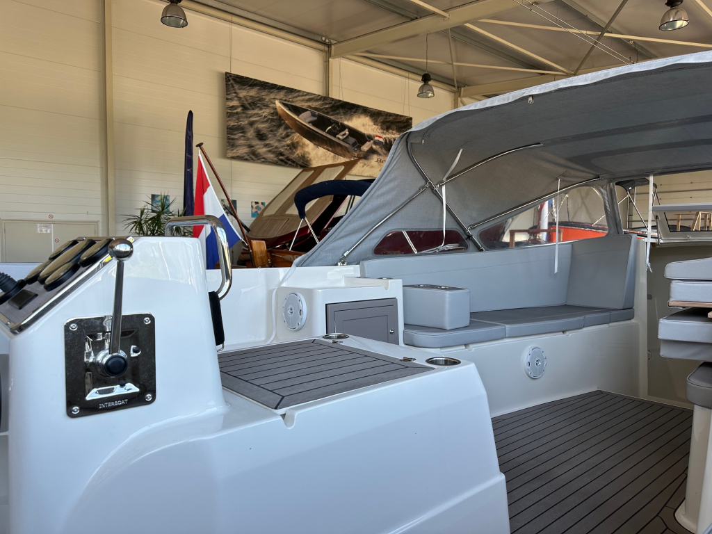 Interboat Intender 820