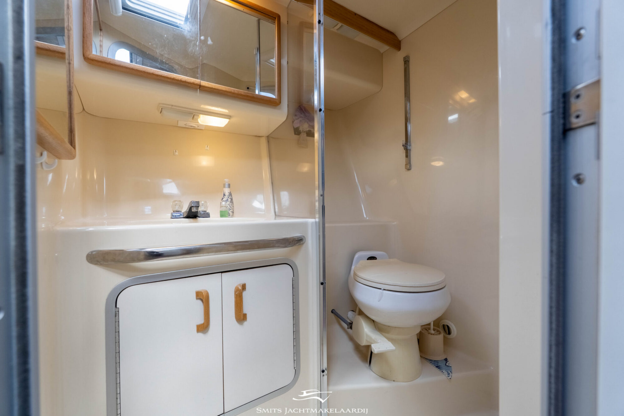 Sea Ray 370 Express Cruiser