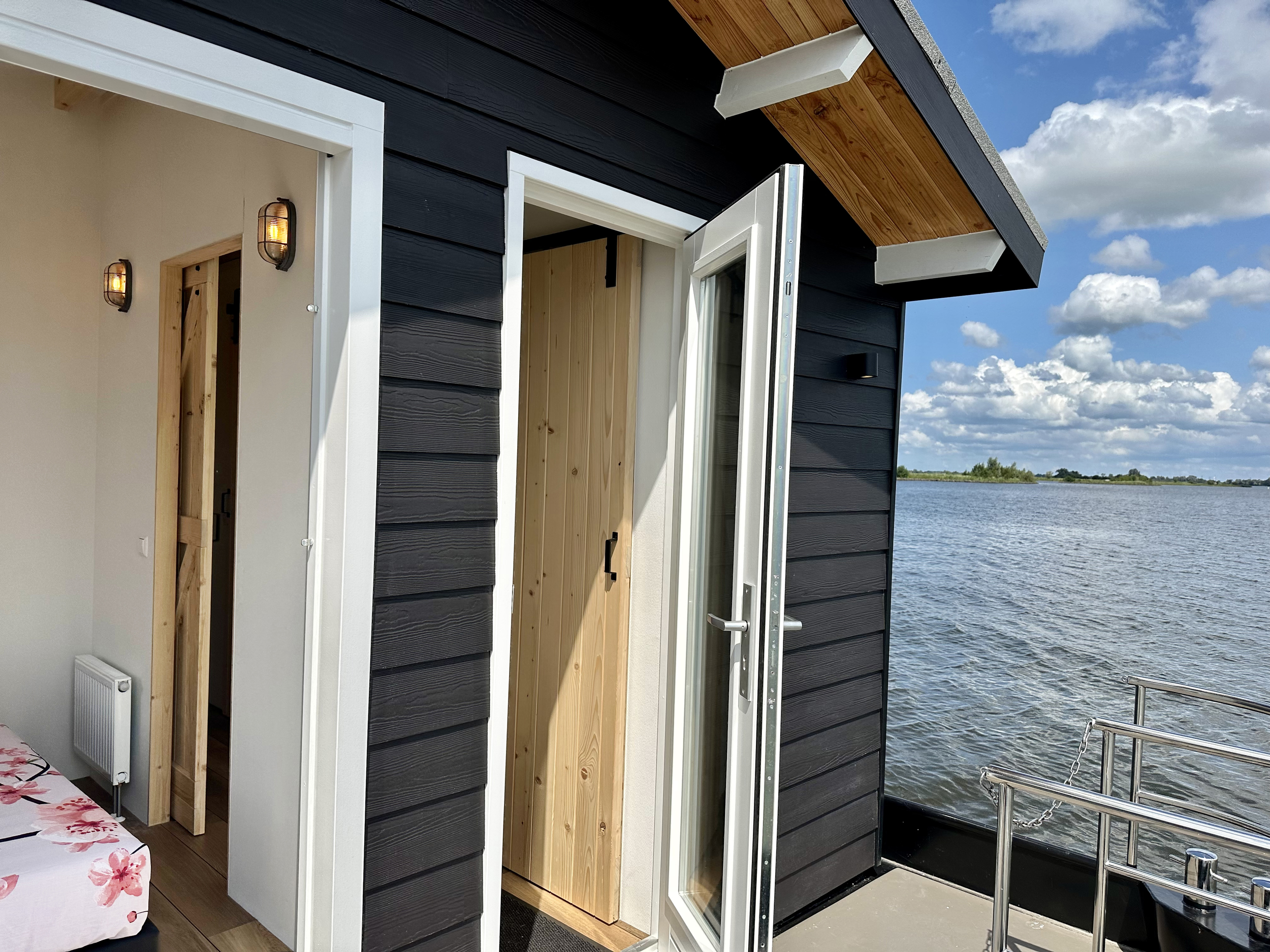 HOMESHIP VaarChalet In Amsterdam 1250D Luxe Houseboat