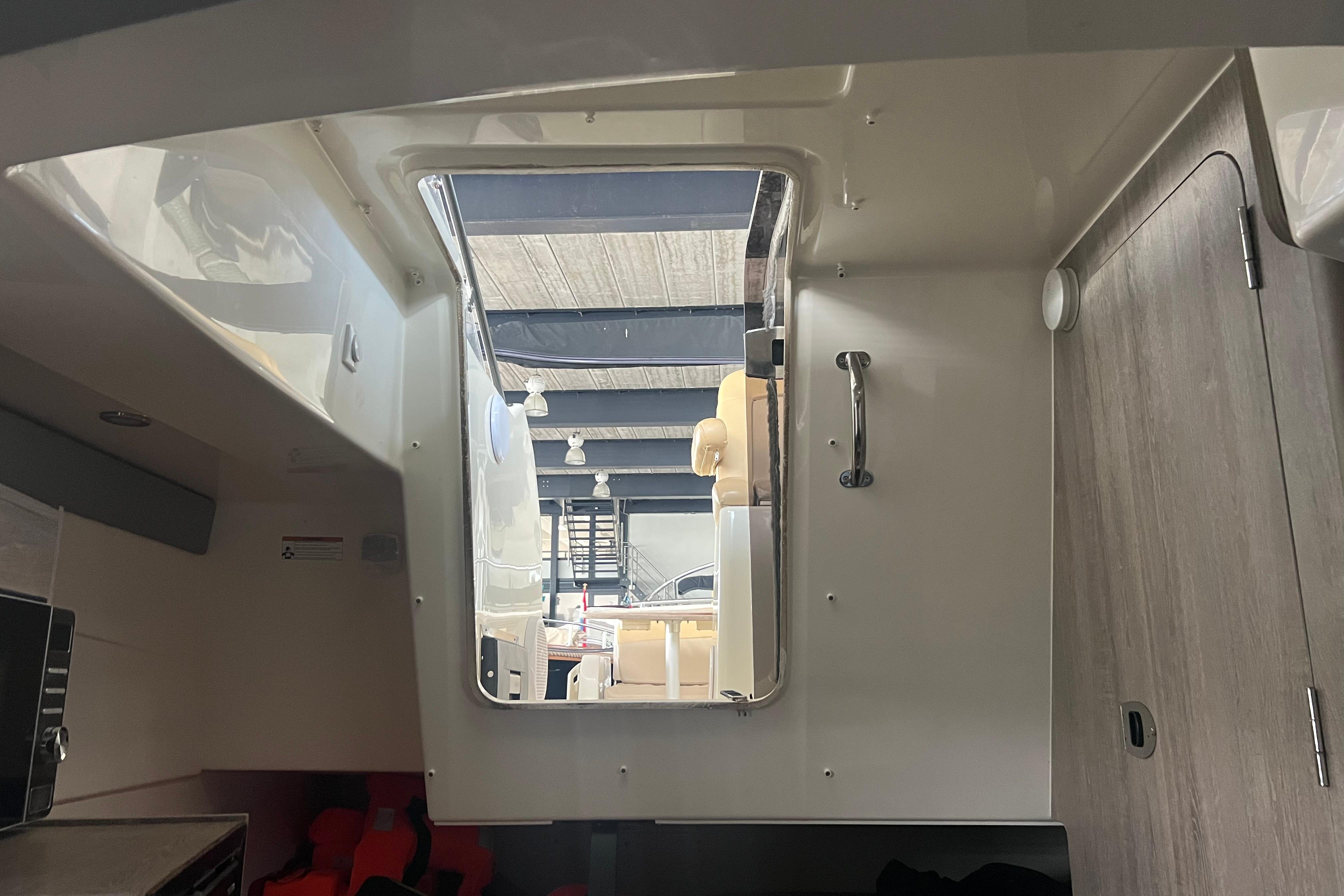 Quicksilver Activ 875 Sundeck