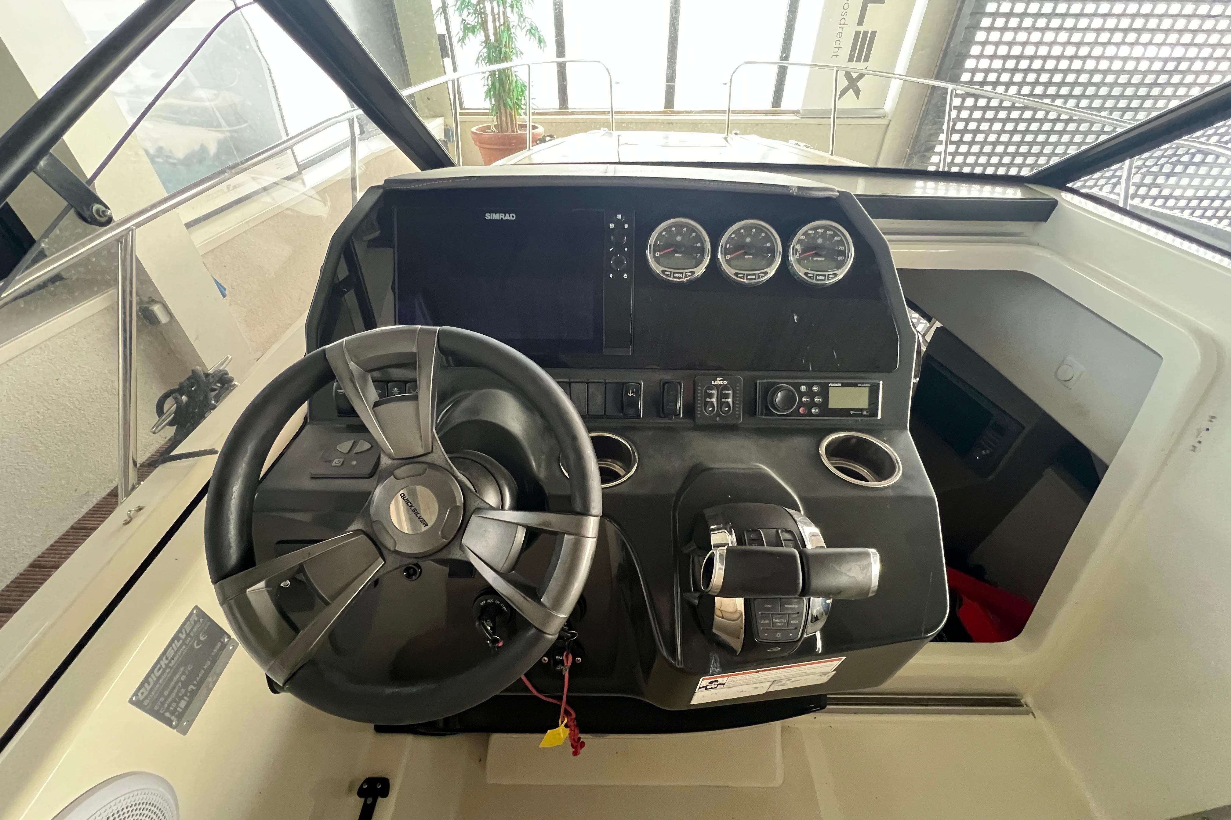 Quicksilver Activ 875 Sundeck