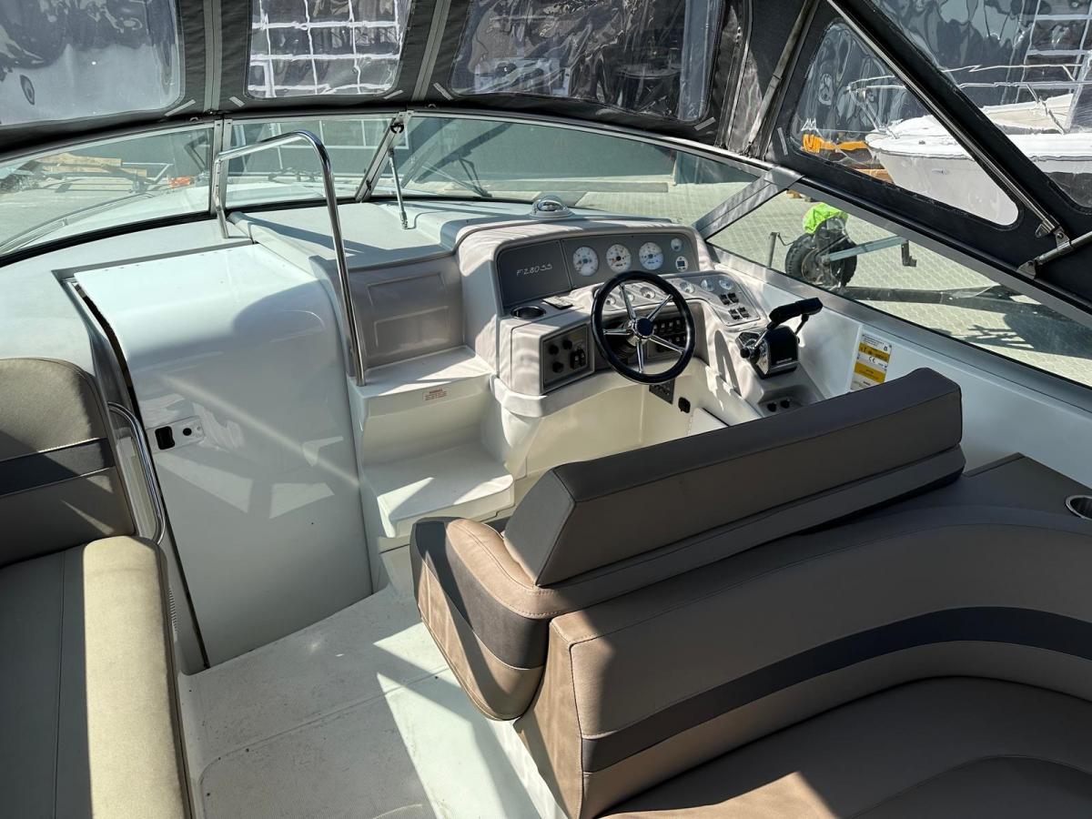 Formula F-280 SS Cuddy cabin