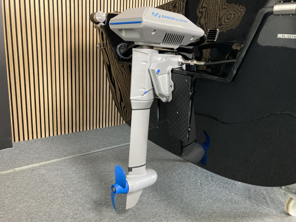 Amigo 485 S Black Edition + Navy 3.0 fluistersloep