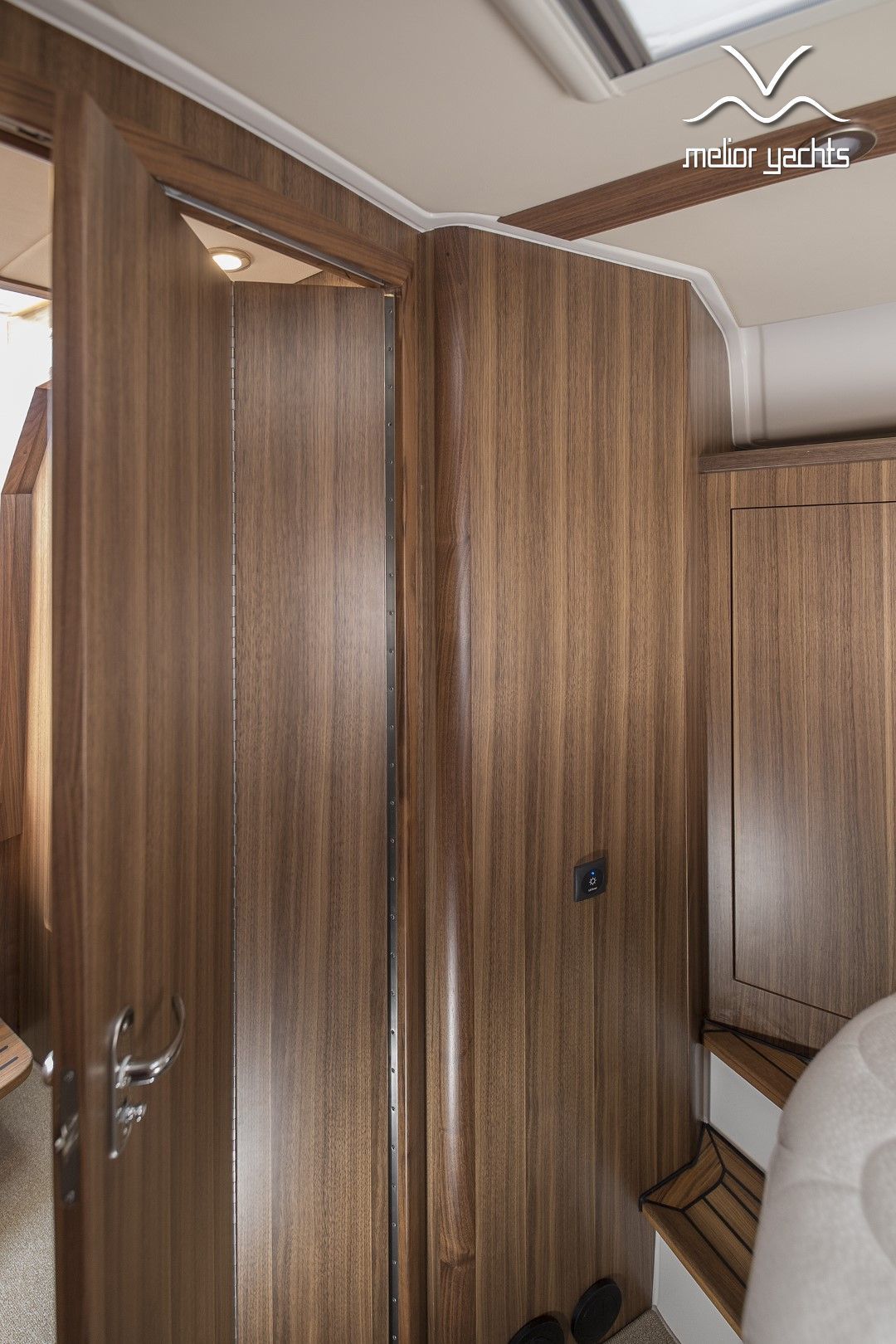 Saga 385 - Edition Walnut Interior