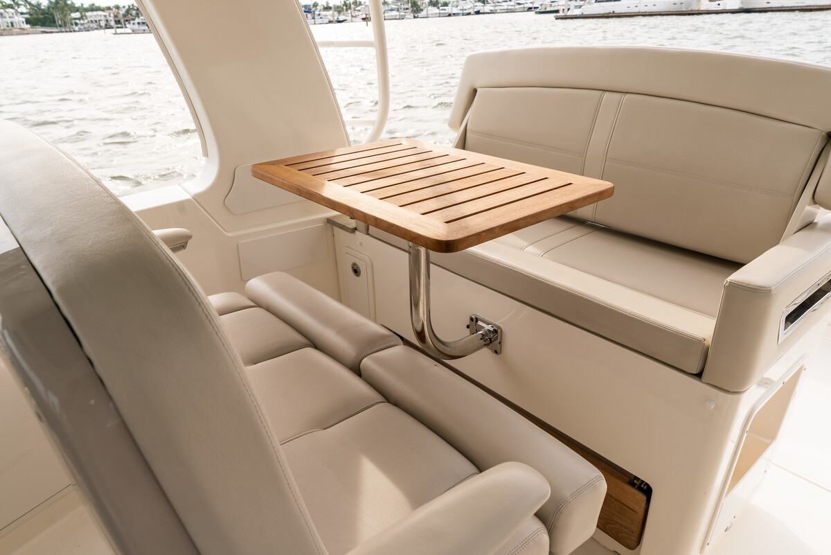 Boston Whaler 380 Realm