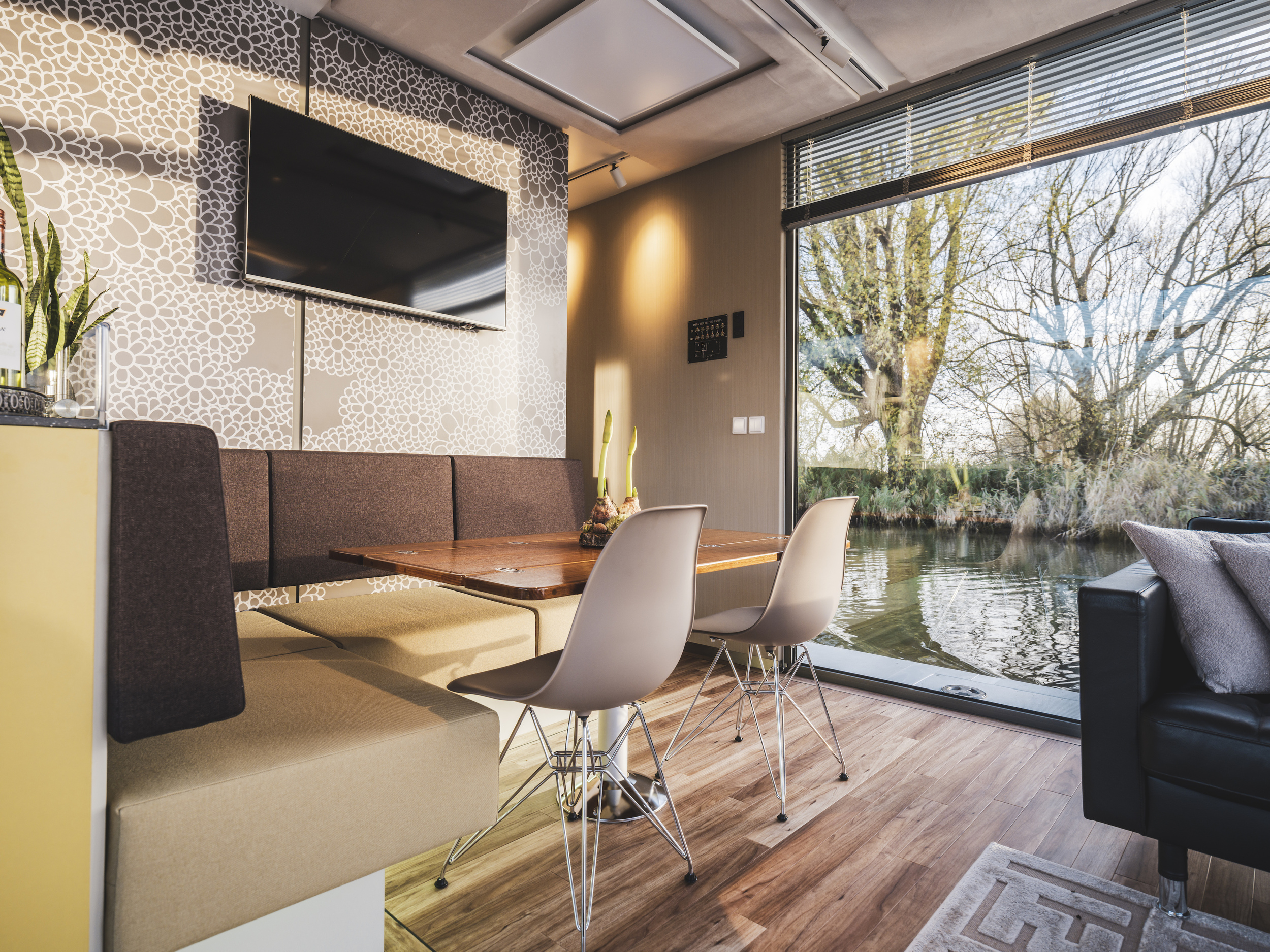 AquaHome Comfort Houseboat