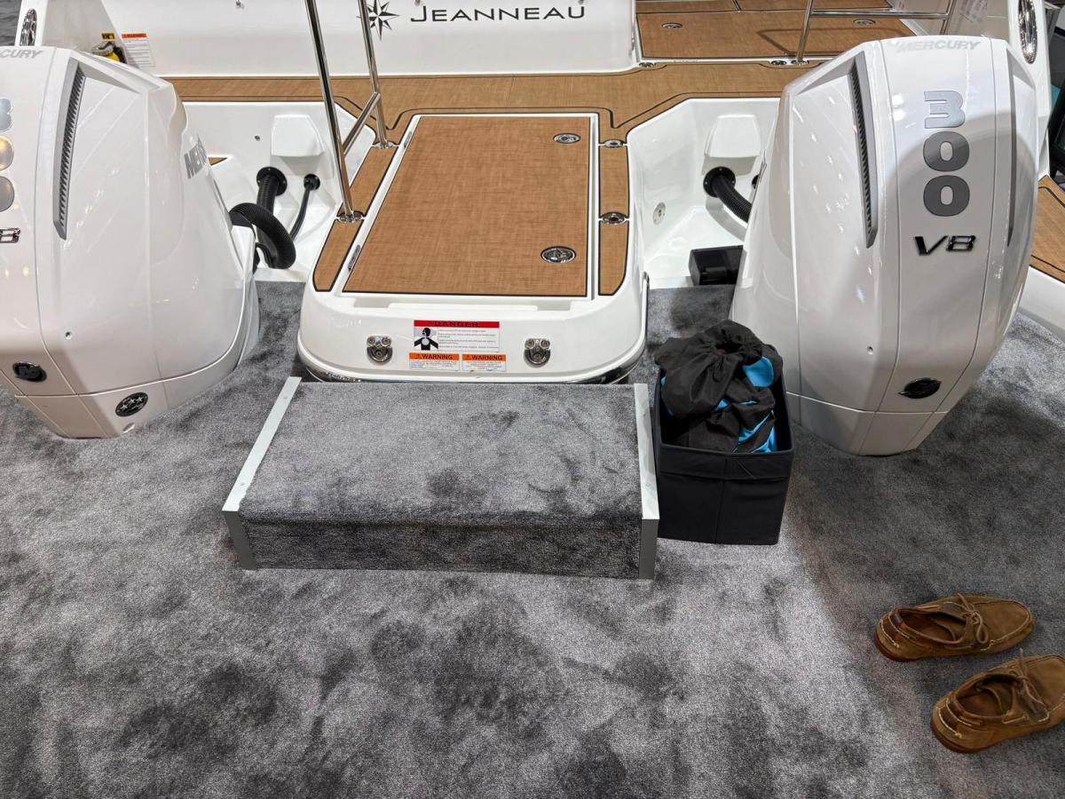 Jeanneau TH33 Twin-Hull