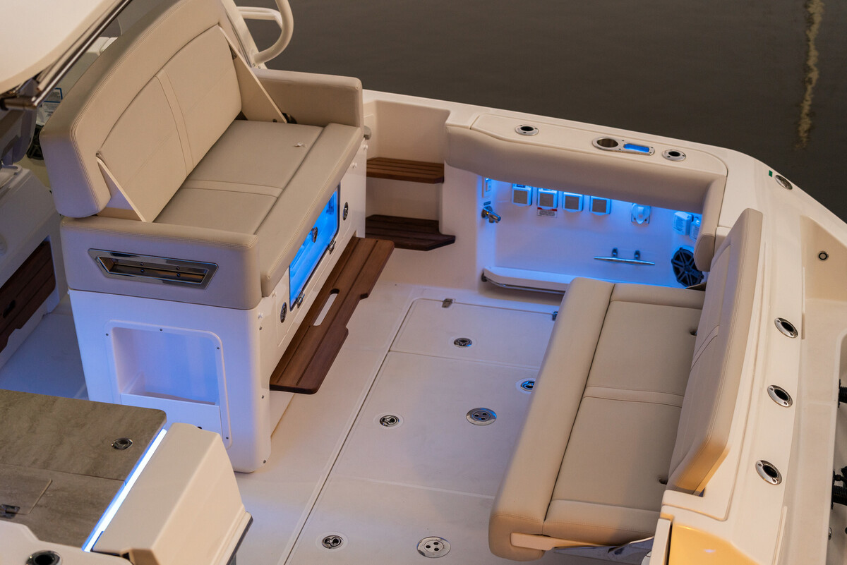 Boston Whaler 380 Realm