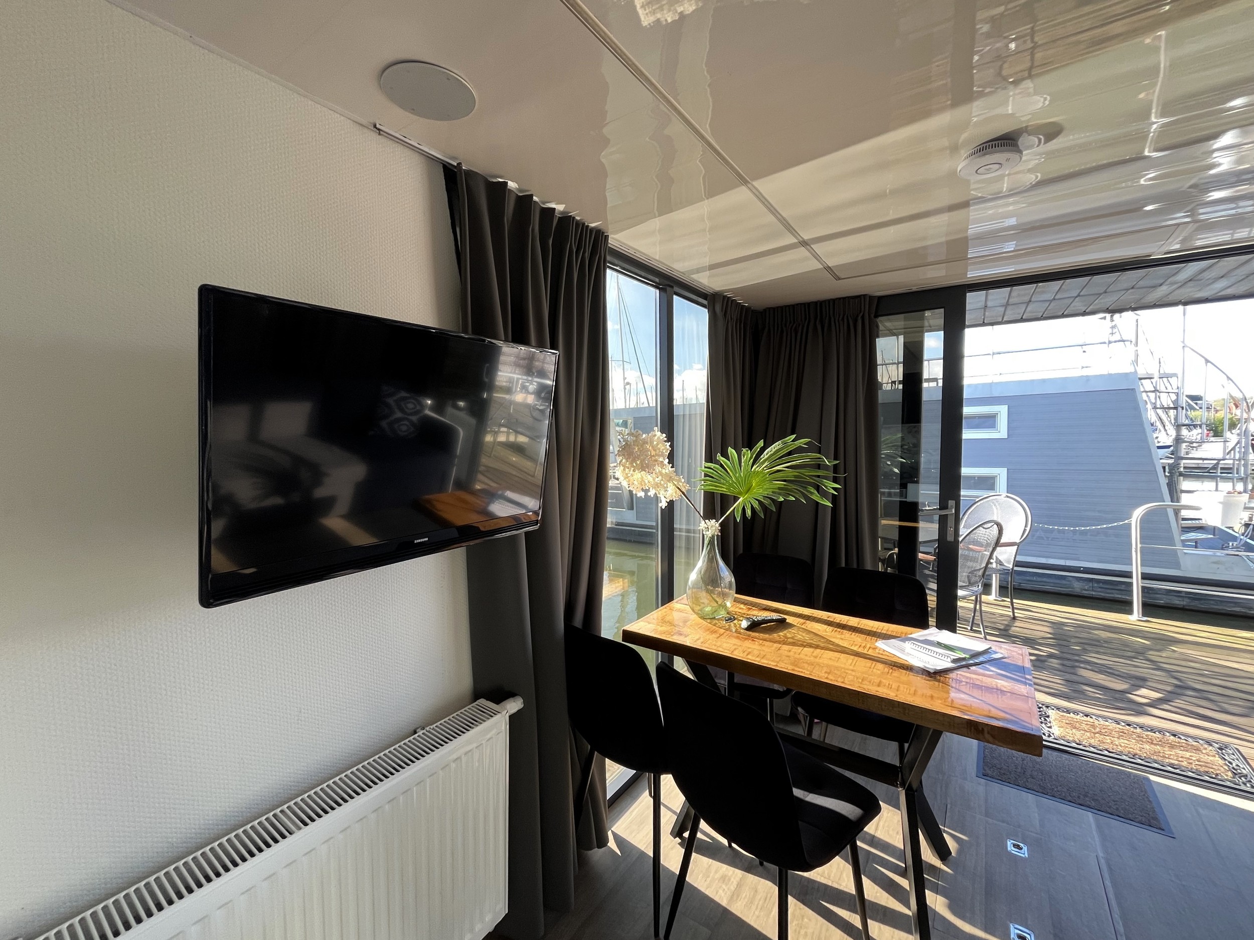 La Mare Apartboat (houseboat)