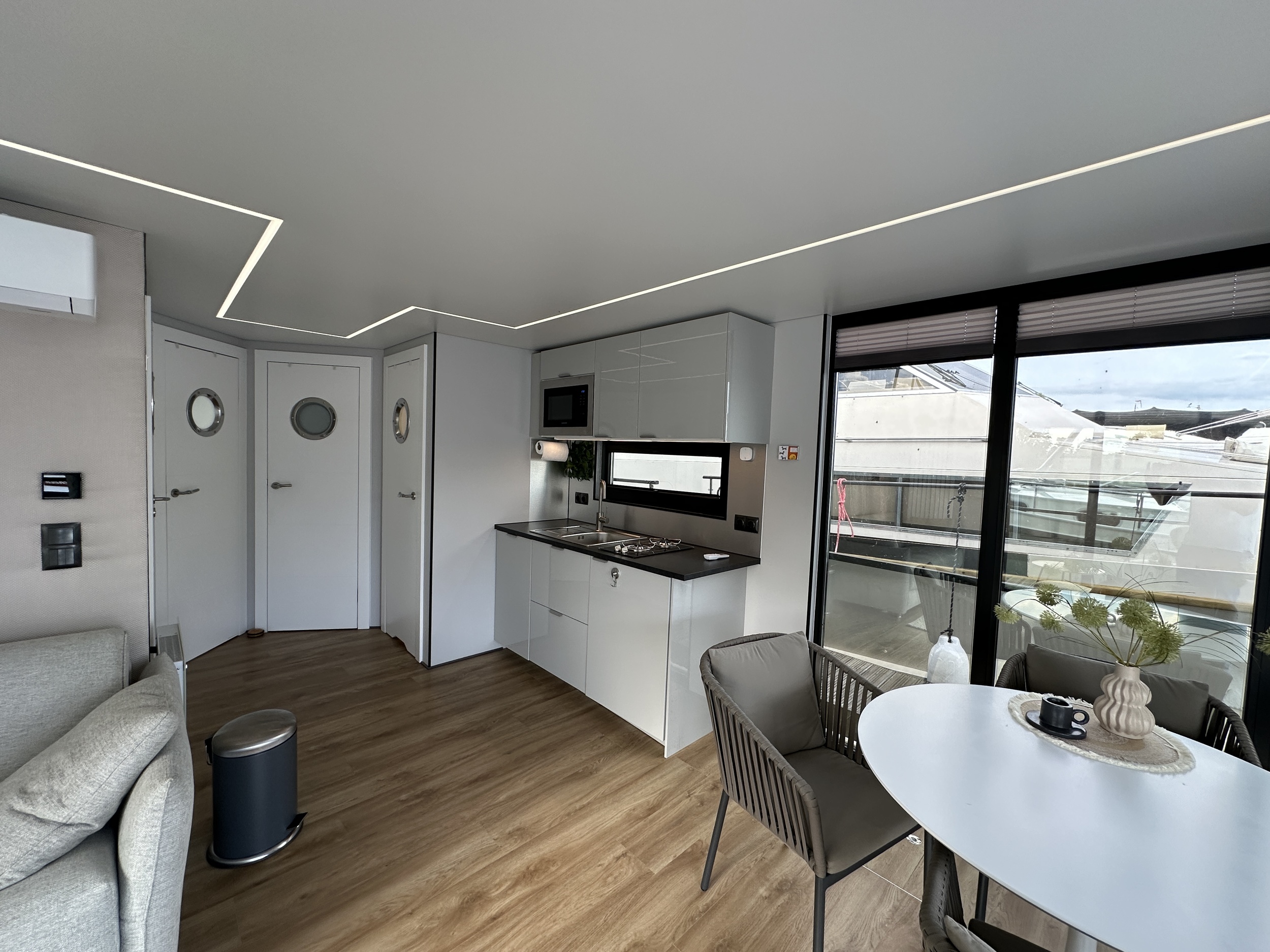 La Mare Houseboat Modern 12