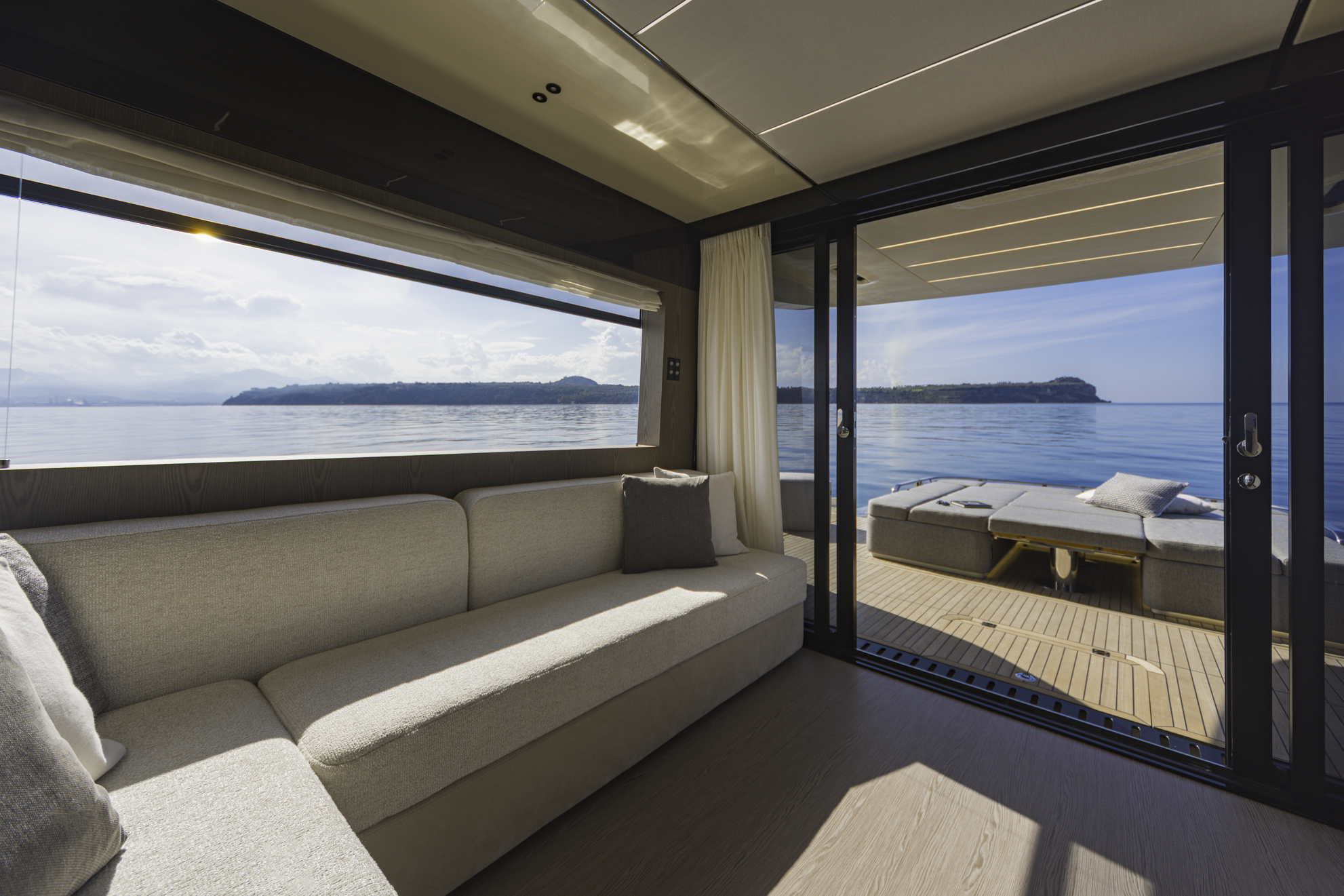 Invictus yachts Invictus ST550 met 2x 950 pk Volvo IPS direct leverbaar