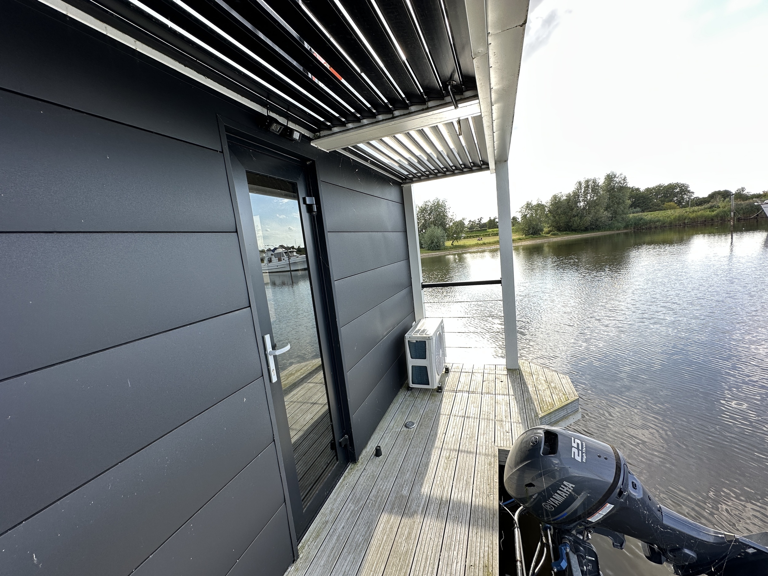 La Mare Houseboat Modern 12