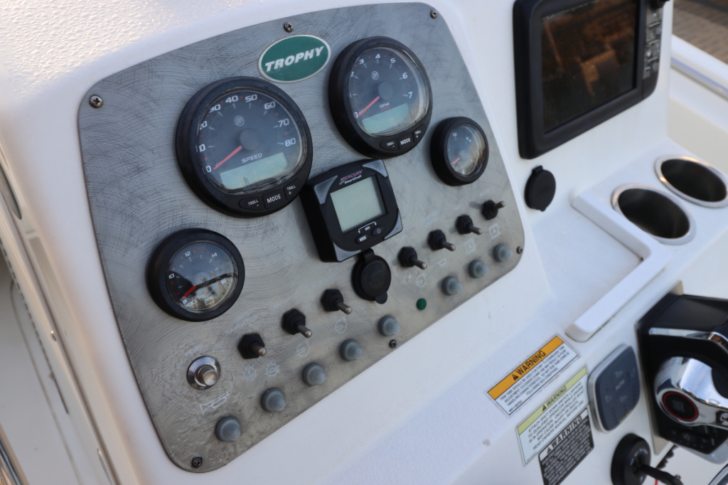 Trophy 2203 Center Console