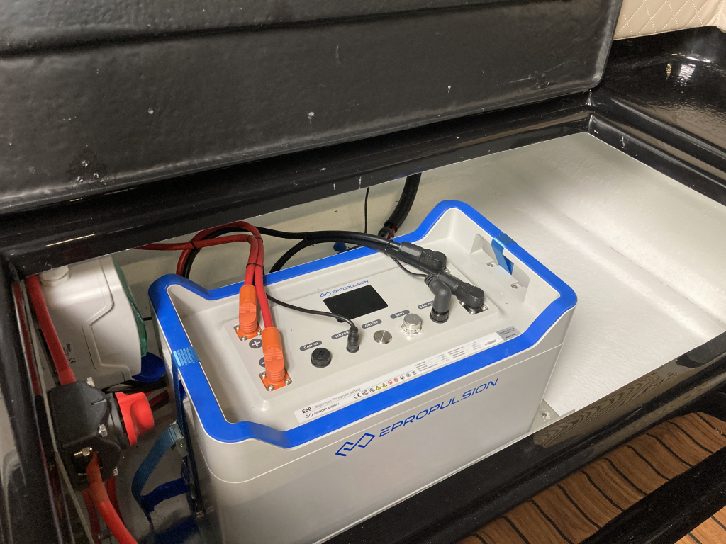 Amigo 485 S Black Edition + Navy 3.0 fluistersloep