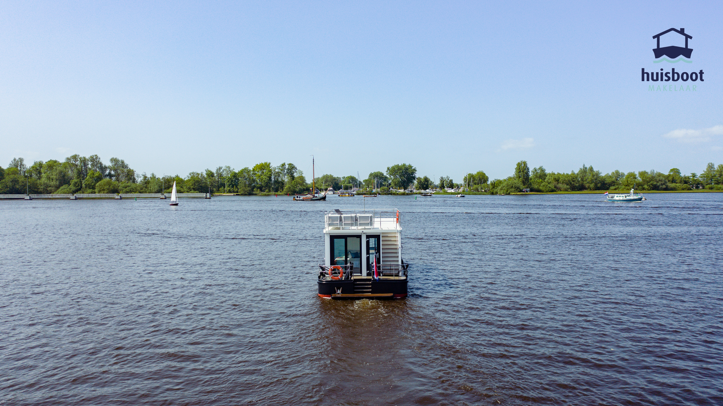 HOMESHIP Lotus Navigator 14 Houseboat HOMESHIP Lotus Navigator 14 Houseboat