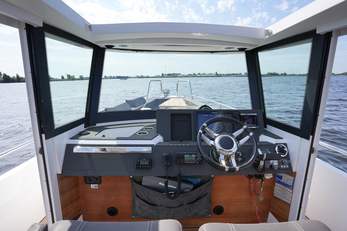 Axopar 28 Cabin