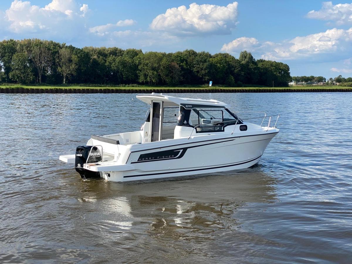 Jeanneau Merry Fisher 695 Serie 2. Deze prachtige boot is aanwezig op de Suzuki stand van hiswa te water 2026.